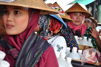 Finalis Ratu Jamu Gendong Kirab Kesenian di Magelang