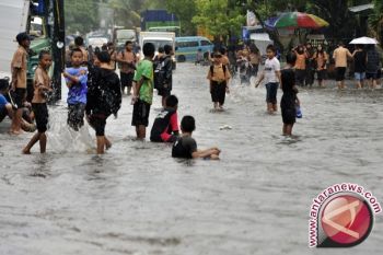 Hujan Mengguyur Makassar Sebagian Wilayah Tergenang 
