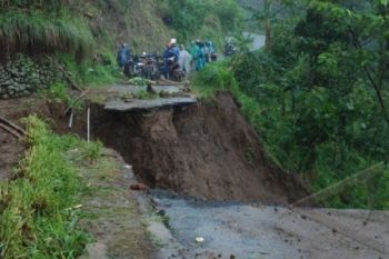 Jalan Putus, Puluhan Siswa UAS di Rumah Warga