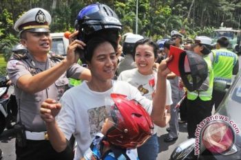 Terakhir Operasi Zebra, Polisi Bagikan Helm 