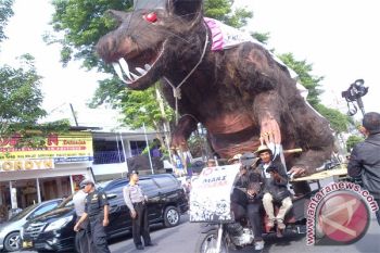 "Tikus raksasa berjubah uang" diarak ke Kridosono 