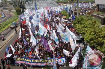 Aksi Buruh Macetkan Jalan Protokol Jakarta