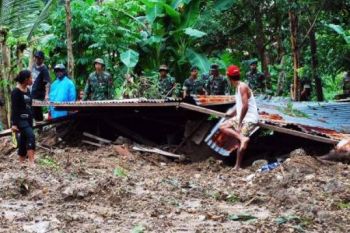 Tiga Rumah Tertimpa Longsor di Temanggung