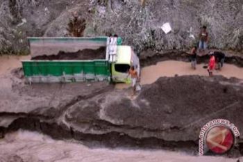 Sebuah Truk Penambang Pasir Diterjang Banjir Lahar