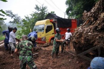 Pasokan BBM ke Karangkobar Terhambat  Akibat Longsor Banjarnegara