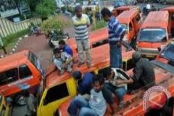 Diserobot Angkutan Pelat Hitam, Angkudes Mogok Operasi