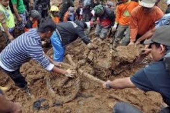 Jalan Tertimbun Longsor Banjarnegara Kini Dibuka