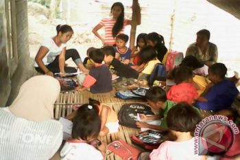 Sekolah ala "Berugaq" di Batu Layar