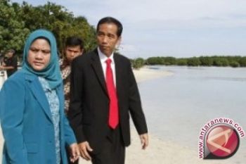 Iriana Jokowi bagikan buku  saat presiden blusukan 
