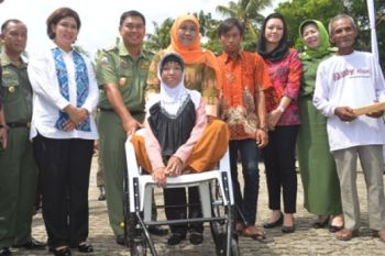Mensos Berikan Bantuan Penyandang Disabilitas 