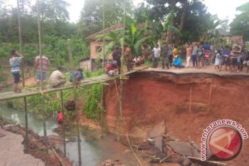Ribuan warga terancam terisolir akibat jalan longsor 