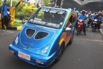 Anies Bangga dengan Dua Mobil Tenaga Surya Karya SMK Muhammadiyah 