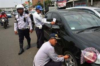 Awas Salah Parkir, Petugas Gembosi Ban Kendaraan 