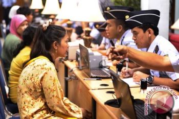Hujan Tangis Warnai Kepulangan Ratusan TKI Di Juanda 