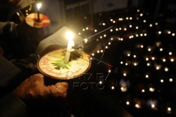 Ribuan Umat Misa Natal di Katedral 