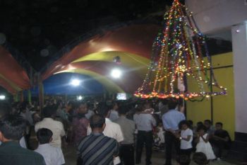 Umat Kristiani Padati Gereja Untuk Misa Natal