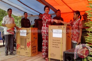 Bupati Barsel Safari Natal Di Dua Desa