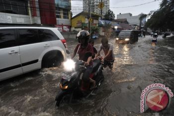 Sejumlah Jalan Kota Semarang Macet Akibat Genangan Air