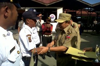 Wali Kota Serahkan Penghargaan kepada Satpam Berprestasi