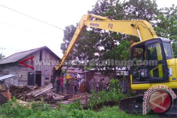 Satpol PP Hancurkan 15 Tempat Prostitusi di Sampit 