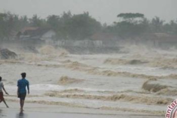 Pengunjung Pantai Carita Diminta Waspada Gelombang Tinggi