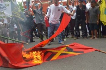 Bakar Bendera PKI