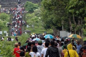 Pengunjung Tahun Baru Borobudur Doakan Korban Bencana