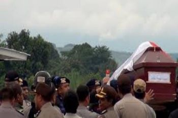 Jenasah dua anggota Brimob Sumsel dievakuasi dari lokasi penembakan