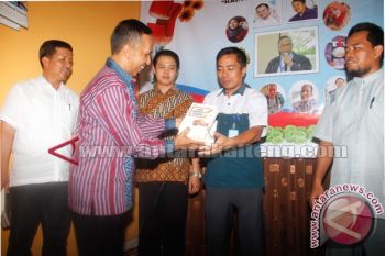Penyerahan Buku Karya Tulis