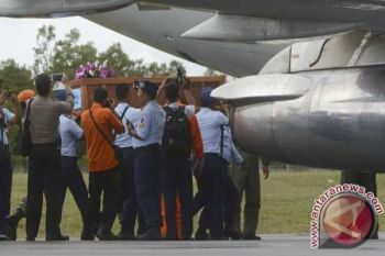 Evakuasi Tiga Jenazah Korban AirAsia Saat Hujan Deras