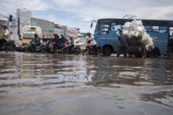 Air Pasang Laut Rendam Perumahan di Air Tawar