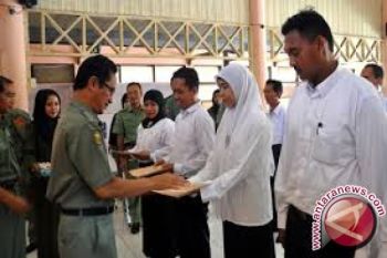Bupati Mamuju Serahkan SK CPNS Kategori II