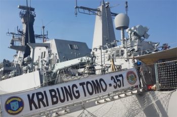 KRI Bung Tomo Serahkan Serpihan AirAsia