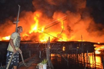 Puluhan Kios Pasar Induk Kramat Jati Terbakar