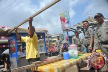 Sat Pol PP tertibkan pedagang kaki lima