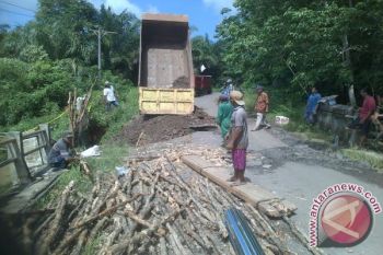 Camat Peninjauan OKU perbaiki jembatan amblas