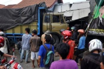 Sopir Mengantuk, Truk Gandeng Tabrak Rumah Warga 