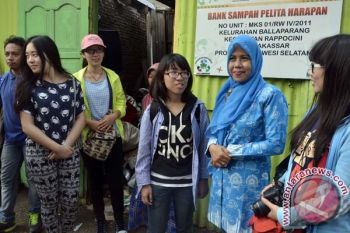 Mahasiswi Tiongkok-Taiwan Kunjungi Bank Sampah Makassar 
