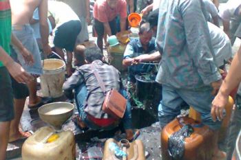 Pipa Bocor, Warga Parak Laweh Berebut Solar