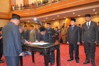 Wagub Sultra Lantik 13 Pejabat Eselon Dua