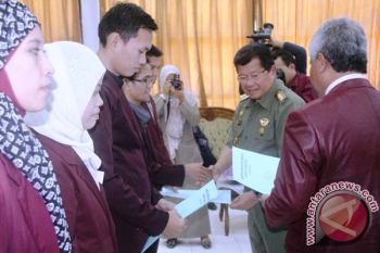 Gubernur Anwar Adnan Serahkan Ijazah Lulusan Unsulbar 