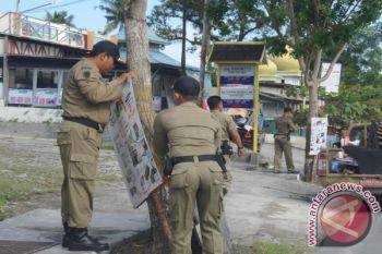 Satpol PP Tertibkan Iklan Liar Di Kobar