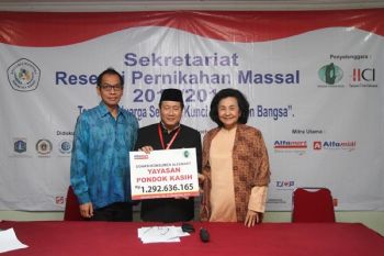 Alfamart Salurkan Rp1,29 Miliar untuk Nikah Massal Warga Prasejahtera