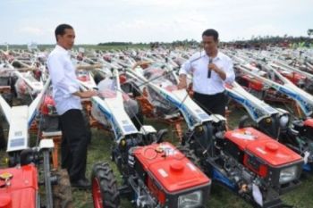 Presiden Serahkan Bantuan Traktor kepada Petani Jateng