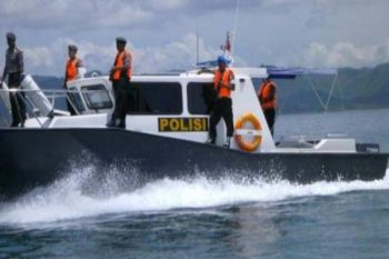 Polairud Papua Barat selamatkan dua warga Filipina
