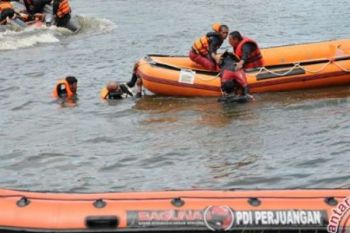 Kapal Nelayan Pecah Dihantam Gelombang