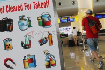 Poster Barang Berbahaya di Bandara