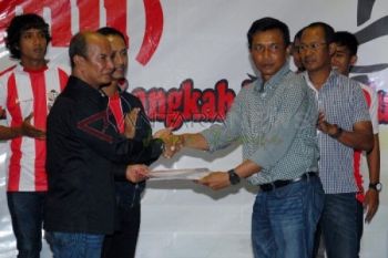 Serahkan Surat Kontrak