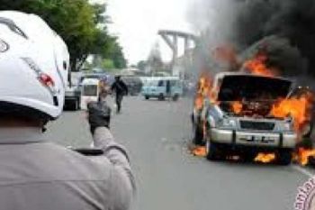 Mobil Terbakar Dan Menyebabkan Kemacetan Di Pekanbaru