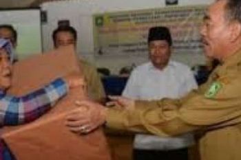 Pemkab Salurkan Bantuan Laptop Dan Ratusan Alat Tulis